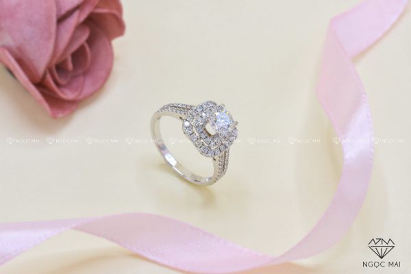 vo-nhan-nu-gan-kim-cuong-tu-nhien